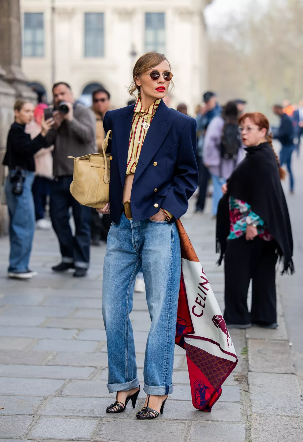 žena v rovných džínách