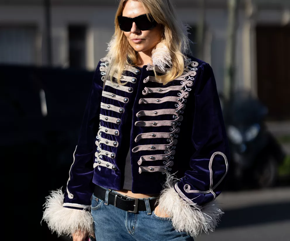 žena v napoleonské bundě