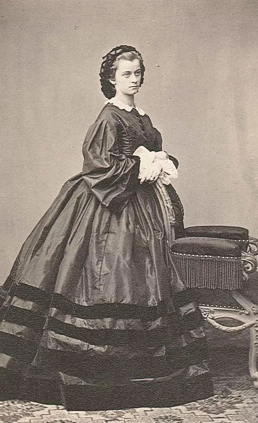 <p>Princezna Ludovika Bavorská se svými dětmi. Vlevo je Žofie ještě jako dítě.</p>
