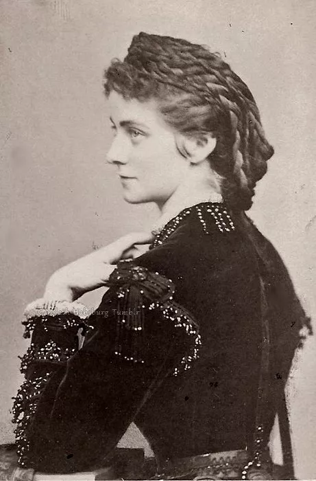 <p>Princezna Ludovika Bavorská se svými dětmi. Vlevo je Žofie ještě jako dítě.</p>
