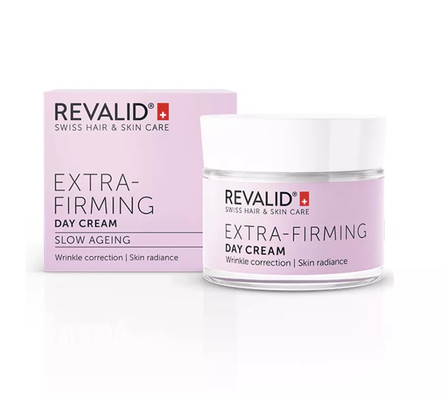 <p><strong>Revalid Extra-Firming Day Cream (50ml), 679 Kč</strong> (cena v lékárnách BENU)</p>

<p>Viditelně&nbsp;vypíná, zpevňuje a redukuje vrásky a jemné linky. Je lehký a rychle se vstřebává. Perfektní jako podklad pod make-up. Intenzivně&nbsp;hydratuje a zlepšuje elasticitu pokožky již za 14 dní.&nbsp;Pro hladkou a rozjasněnou pleť po celý den.&nbsp;</p>

