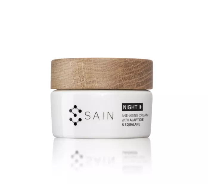 <p><strong>SAIN® Omlazující noční krém s alaptidem & skvalanem (60ml)</strong>, 1990 Kč</p>

<p>Prémiový noční regenerační krém s alaptidem pro všechny typy pleti. Unikátní jemně vosková textura krému okamžitě promění pleť na sametově hebkou. Krém s jemnou parfemací díky výjimečným aktivním látkám zajistí pokožce během noci účinnou regeneraci, hydrataci a díky mikroliftingovému anti-stress efektu budete po ránu působit dokonale odpočinutě.</p>
