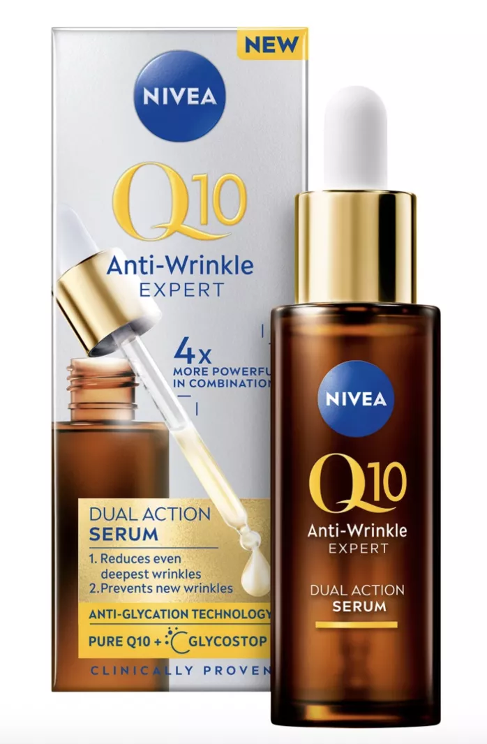 <p><strong>Q10 Anti-Wrinkle Expertduální sérum proti vráskám, Nivea, 458 Kč</strong></p>

<p>Věděli jste, že kromě slunečního záření způsobuje nevyžádané vrásky i konzumace cukru? NIVEA expertní duální sérum proti vráskám Q10 s technologií proti glykaci pomáhá předcházet vzniku vrásek způsobených cukrem. Cukry se v těle vážou na bílkoviny, jako je kolagen a elastin, které jsou zodpovědné za pružnost pokožky. Glykace tyto bílkoviny poškozuje, což vede k tvorbě vrásek. Technologie GLYCOSTOP funguje jako antiglykační štít a udržuje buňky nepoškozené.</p>
