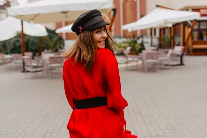 Maxišaty jsou hitem roku 2026. Nosit se budou hlavně v těchto barvách