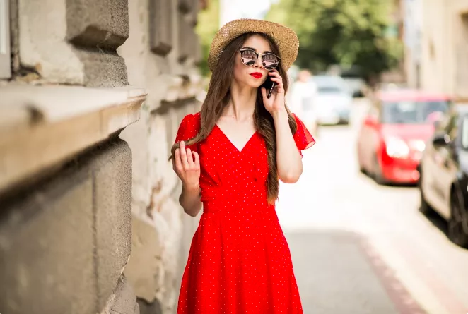 Maxišaty jsou hitem roku 2026. Nosit se budou hlavně v těchto barvách