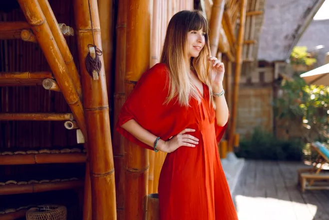 Maxišaty jsou hitem roku 2026. Nosit se budou hlavně v těchto barvách