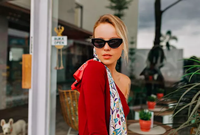 Kousky v tyrkysu a obří brýle. Připravte se na jaro ve velkém stylu