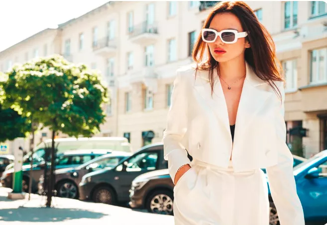 Kousky v tyrkysu a obří brýle. Připravte se na jaro ve velkém stylu