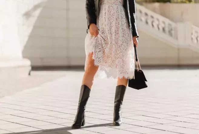 Tento jemný detail róbu pozvedne každé ženy. Dokáže přenést pozornost přesně tam, kam potřebujete