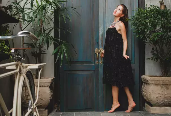 Tento jemný detail róbu pozvedne každé ženy. Dokáže přenést pozornost přesně tam, kam potřebujete