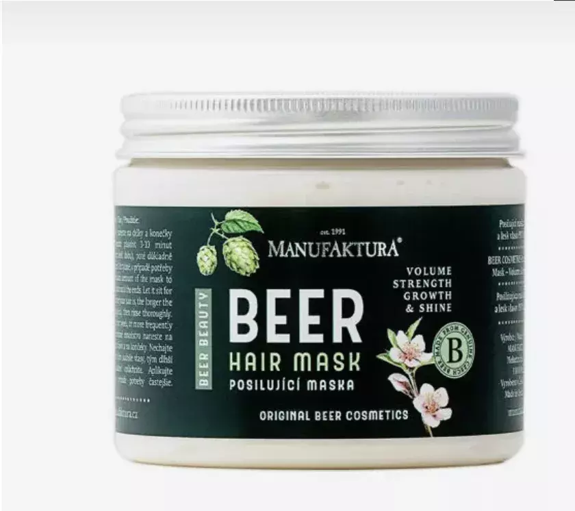 <p><strong>Posilující maska Objem, růst a lesk vlasů PIVNÍ KOSMETIKA, Manufaktura, 359 Kč</strong></p>

<p>Posilující vlasová maska z ikonické Pivní kosmetiky přináší intenzivní péči bez silikonů v&nbsp;moderním pojetí BEER BEAUTY, která respektuje i jemné vlasy. Díky vyvážené kombinaci pravého českého piva, chmele, ječmene a pečujících aktivních látek pomáhá vlasům získat pevnost, objem a zdravý vzhled bez zatížení. Vylepšená receptura vyvinutá s odborníky podporuje regeneraci vlasového vlákna, přirozený růst vlasů a ochranu před znečištěním městského prostředí. Vlasy jsou po použití lépe upravitelné, lesklejší a působí silnějším dojmem již po několika aplikacích.</p>
