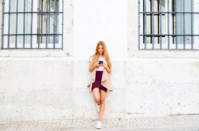 Trend devadesátek je letos opět v kurzu. Odhalte i vy nohy v minisukních. Jak je ale nosit po 50?