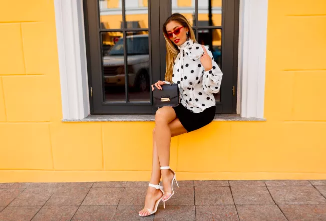 Trend devadesátek je letos opět v kurzu. Odhalte i vy nohy v minisukních. Jak je ale nosit po 50?