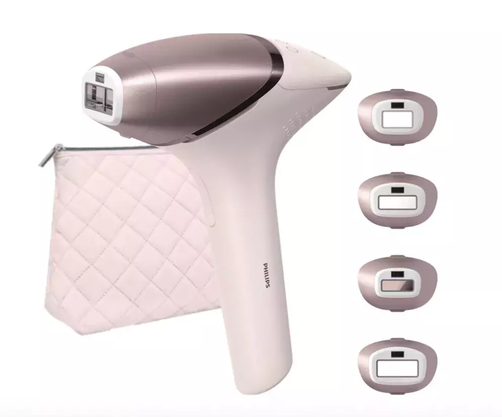 <p>&nbsp;</p>

<p>&nbsp;</p>

<p><strong>Bezdrátový epilátor&nbsp;Philips Lumea IPL 9900</strong></p>

<p>Díky chytré technologií SenseIQ se přizpůsobí vaší pokožce na míru. Navíc přináší exkluzivní funkce SkinAI v aplikaci Philips Lumea IPL. Dopřeje vám personalizovanou analýzu pleti a průvodce ošetřením využívající umělou inteligenci (AI) pro ještě lepší výsledky a cílenou péči o pleť. Pohlídá, abyste nezapomínala na pravidelnost ošetření a nevynechala ani centimetr kůže. Lumeu milují miliony žen po celém světě, takže je pravděpodobné, že si ji zamilujete také, ale pokud by vám náhodou nevyhovovala, můžete ji do 90 dnů vrátit.</p>

<p>DMOC: 13 999 Kč</p>
