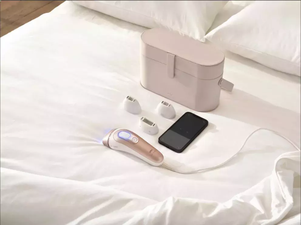 <p>Epilátor, Braun IPL Skin i·expert PL7147</p>

<p><strong>Epilátor Braun Skin i-expert PL7147, 15498 Kč (Notino.cz)</strong></p>

<p>Je&nbsp;<strong>prvním IPL přístrojem</strong>&nbsp;na světě, který se učí a&nbsp;<strong>přizpůsobuje se vaší pokožce.</strong>&nbsp;Každý záblesk upravuje podle tónu pokožky tak, aby byl maximálně účinný a zároveň bezpečný. Oproti ostatním značkám<sup>1</sup>&nbsp;je až 1,5× výkonnější, takže přináší viditelně hladší pokožku rychleji.&nbsp;<strong>Výsledky</strong>&nbsp;pocítíte už po&nbsp;<strong>prvním ošetření</strong>&nbsp;a při pravidelné péči si hladkou pokožku udržíte až 2 roky.</p>
