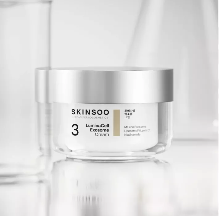 <p><strong>​​​​​​SKINSOO LuminaCell Exosome Cream, 899 Kč</strong></p>

<p>Rozjasňující krém SKINSOO LuminaCell Exosome Cream pomáhá zmírnit vrásky, barevnou nejednotnost pleti i tmavé skvrny. Při pravidelném používání bude vaše pleť působit zářivěji, jemněji a mladistvěji. Jeho lehká a hebká textura ji zároveň zklidní a udrží hydratovanou po celý den. Patentovaná technologie rostlinných exozomů a lipozomů posiluje účinnost celé rutiny a přináší pleti maximální efekt.</p>
