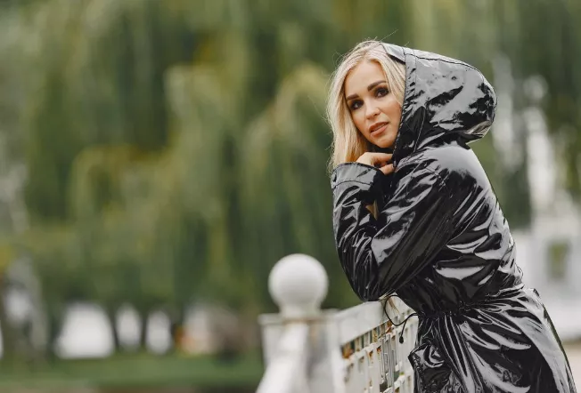 Parka s kapucí i bez jako hlavní trend jara. Bát se nemusíte ani bílé barvy