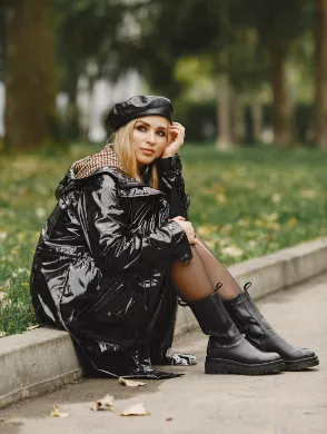 Parka s kapucí i bez jako hlavní trend jara. Bát se nemusíte ani bílé barvy