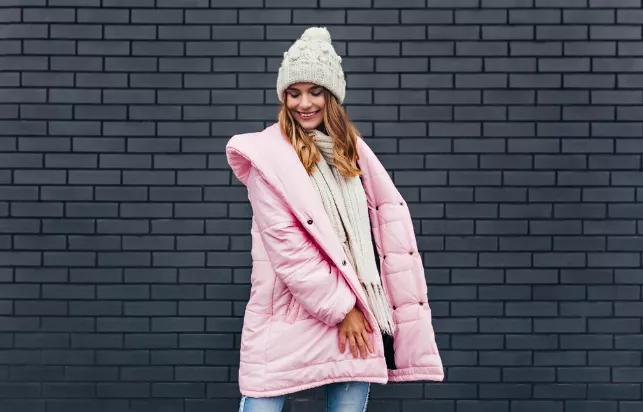 Parka s kapucí i bez jako hlavní trend jara. Bát se nemusíte ani bílé barvy