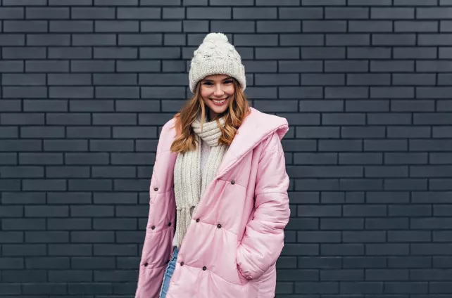 Parka s kapucí i bez jako hlavní trend jara. Bát se nemusíte ani bílé barvy