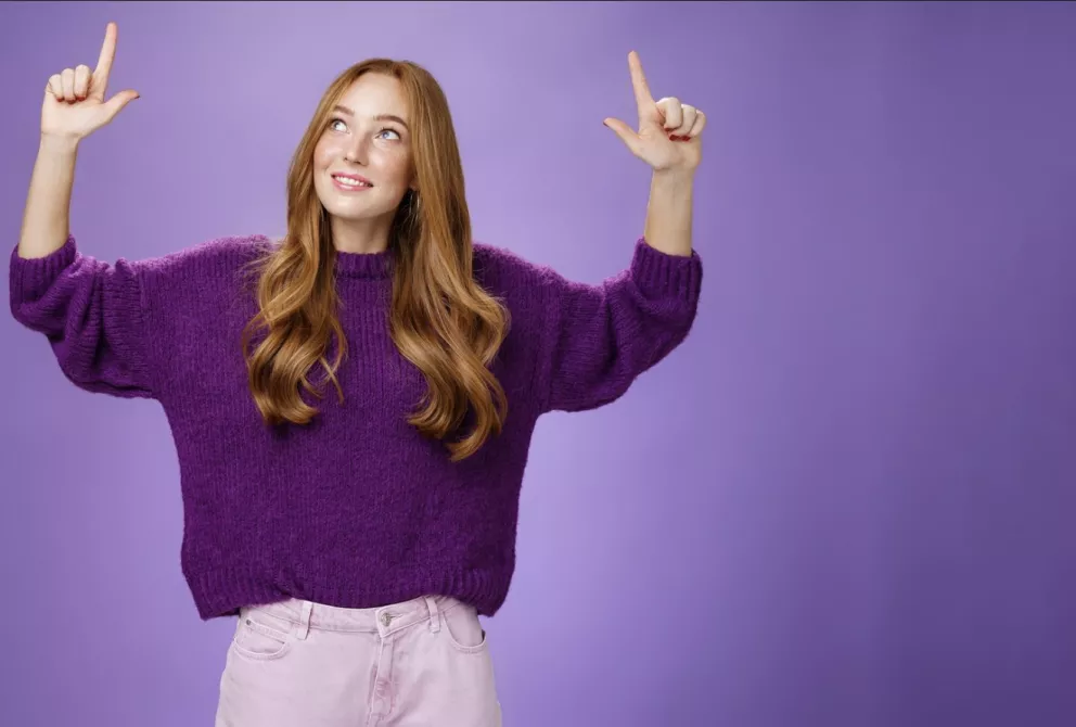 žena se vztyčenými prsty nahoru