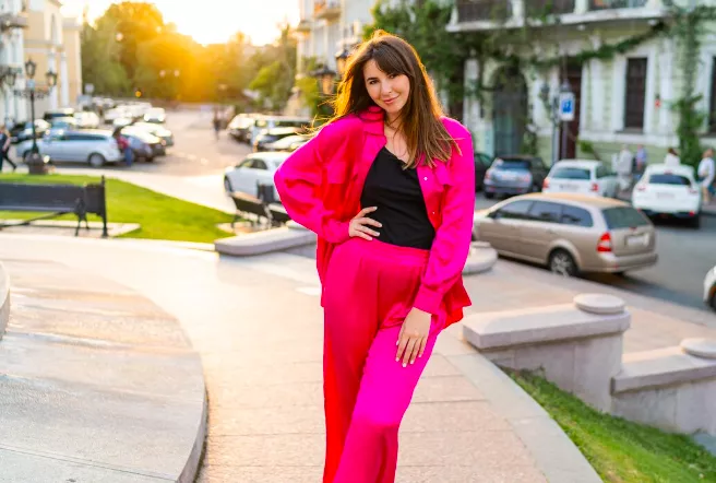 Jsou pohodlné a trendy. Tyto kalhoty sluší všem postavám, přesto se jich mnohé ženy bojí 