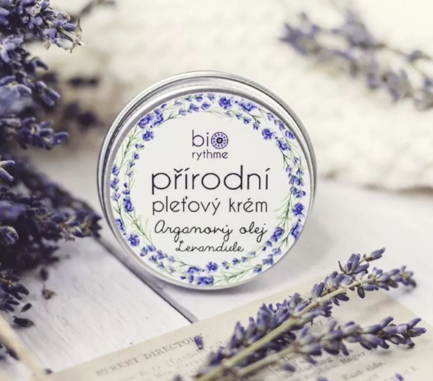 <p><strong>Relaxační krém pro smíšenou pleť - Arganový olej, levandule, 359 Kč (30 ml)</strong></p>

<p>Hebký balzám s bambuckým (shea) máslem, vzácným arganovým olejem a 100% čistým éterickým olejem regeneruje pokožku a zabraňuje ztrátě vlhkosti. Krém neobsahuje vodu a tím zaručuje, že je skutečně koncentrovanou péčí, která hladí a hýčká vše, čeho se dotkne - a to vše zcela bez použití jakýchkoliv konzervantů.</p>

<p>&nbsp;</p>
