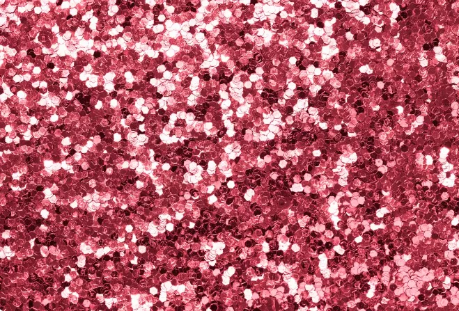 Většinou si na ně netroufneme. ⁠Flitrové šortky a kalhoty jsou letos kouskem vhodným do města