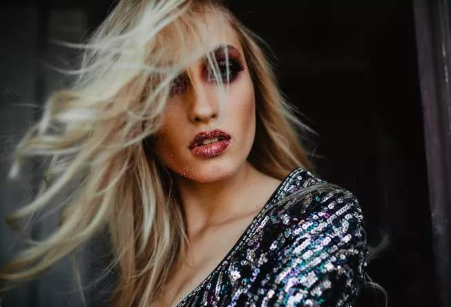 Většinou si na ně netroufneme. ⁠Flitrové šortky a kalhoty jsou letos kouskem vhodným do města