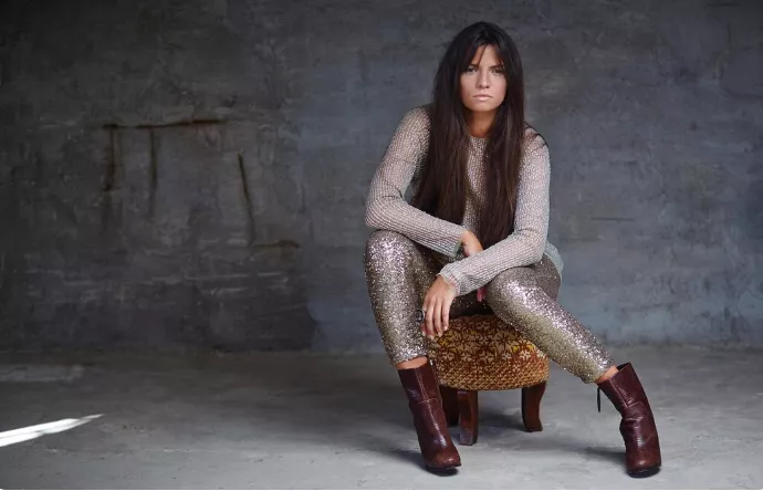 Většinou si na ně netroufneme. ⁠Flitrové šortky a kalhoty jsou letos kouskem vhodným do města