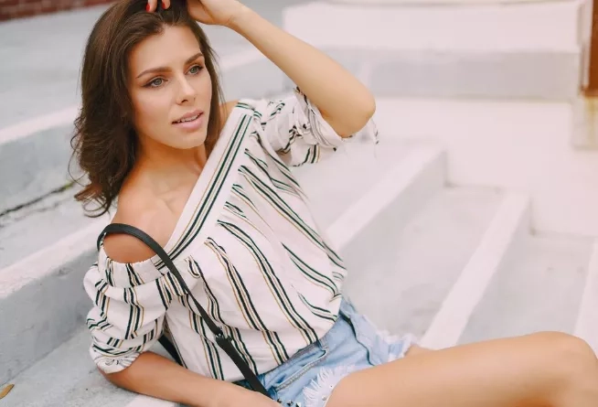 Jaro si žádá více ženskosti. Nosit se budou topy s tímto svůdným detailem