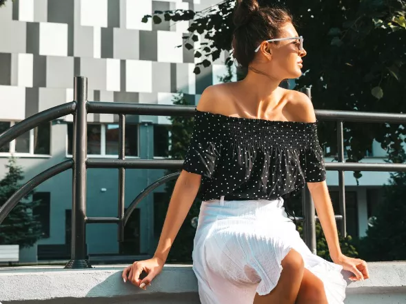 Jaro si žádá více ženskosti. Nosit se budou topy s tímto svůdným detailem