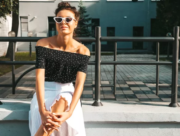 Jaro si žádá více ženskosti. Nosit se budou topy s tímto svůdným detailem