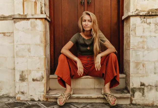 Mačkají se a ne každému sluší, přesto jsou hlavním trendem jarní sezóny