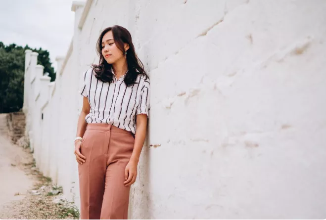 Mačkají se a ne každému sluší, přesto jsou hlavním trendem jarní sezóny. Jak správně stylovat lněné kalhoty