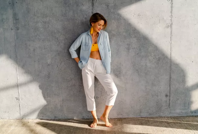 Mačkají se a ne každému sluší, přesto jsou hlavním trendem jarní sezóny. Jak správně stylovat lněné kalhoty