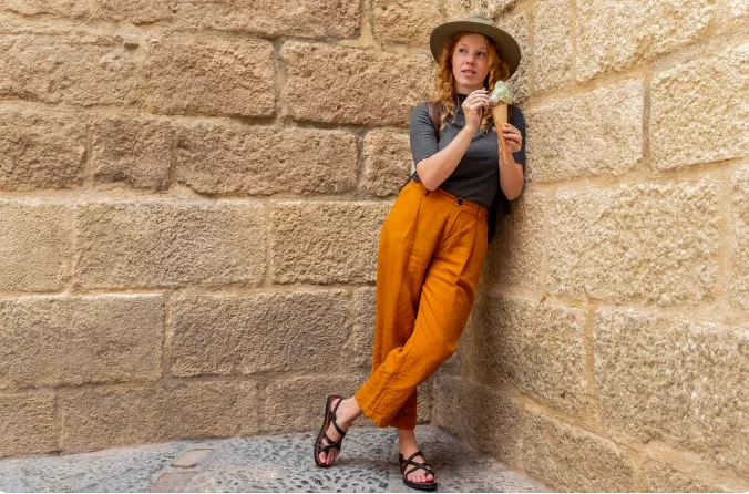 Mačkají se a ne každému sluší, přesto jsou hlavním trendem jarní sezóny. Jak správně stylovat lněné kalhoty