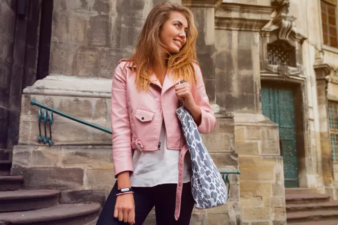 Začátek jara ve francouzském stylu. Chybět vám nesmí semišová bunda a halenka s dlouhým rukávem