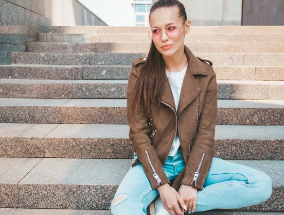 Začátek jara ve francouzském stylu. Chybět vám nesmí semišová bunda a halenka s dlouhým rukávem