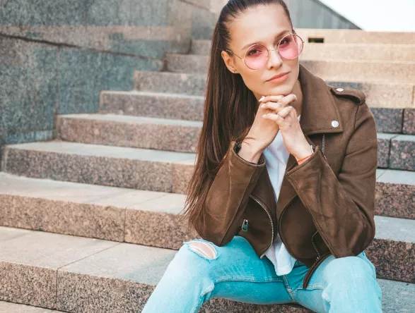 Začátek jara ve francouzském stylu. Chybět vám nesmí semišová bunda a halenka s dlouhým rukávem