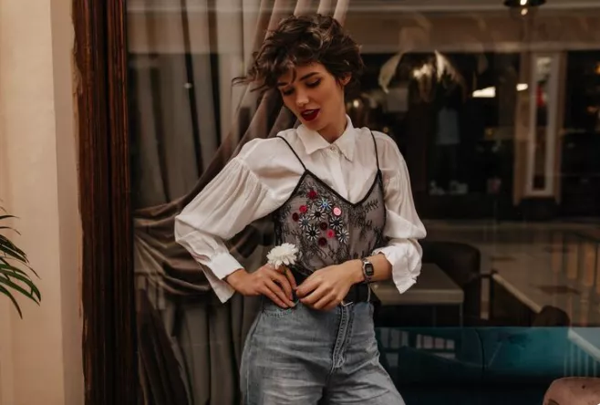 Začátek jara ve francouzském stylu. Chybět vám nesmí semišová bunda a halenka s dlouhým rukávem