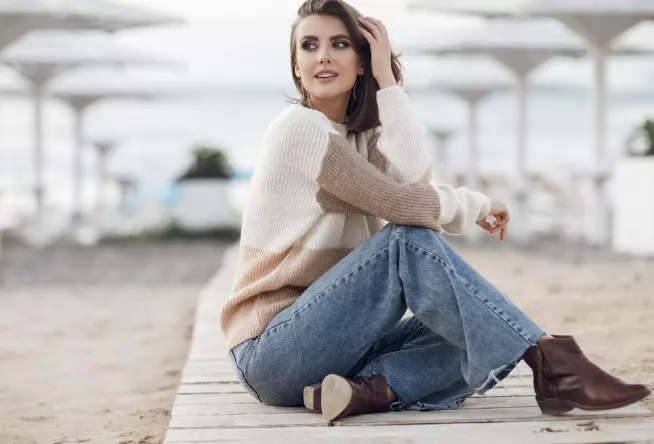 Byly trendy loni, a nosit je nepřestaneme ani na jaře. Široké džíny s vysokým pasem. Kromě modrých zkuste béžové