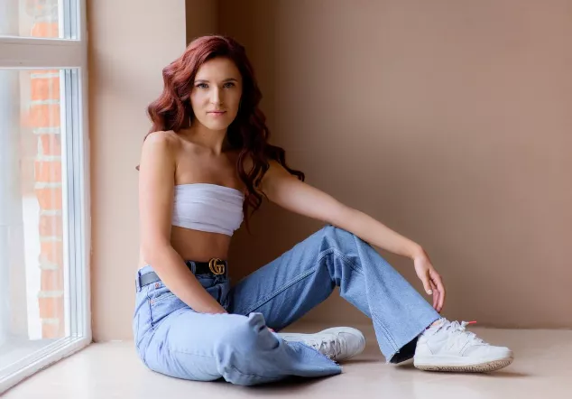 Byly trendy loni, a nosit je nepřestaneme ani na jaře. Široké džíny s vysokým pasem. Kromě modrých zkuste béžové