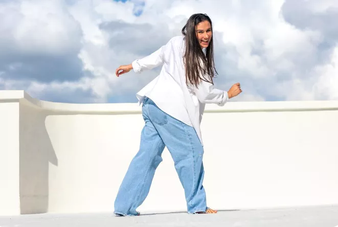 Byly trendy loni, a nosit je nepřestaneme ani na jaře. Široké džíny s vysokým pasem. Kromě modrých zkuste béžové