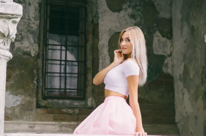 Pro někoho obyčejný, pro ty, co milují módu, naprostým základem jarního šatníku. Bílý top, kousek, který vám nesmí chybět