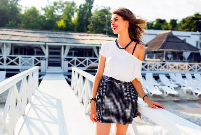 Pro někoho obyčejný, pro ty, co milují módu, naprostým základem jarního šatníku. Bílý top, kousek, který vám nesmí chybět