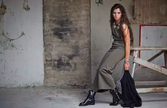 Pohodlí bez obav: Bavlněné maxi šaty jako trend jara, který splní, co od něj čekáte. Jsou stylové a nemačkají