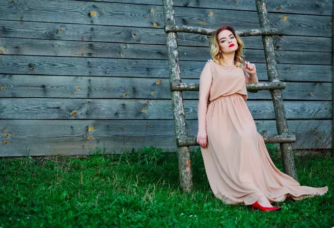 Pohodlí bez obav: Bavlněné maxi šaty jako trend jara, který splní, co od něj čekáte. Jsou stylové a nemačkají