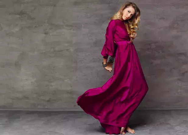 Pohodlí bez obav: Bavlněné maxi šaty jako trend jara, který splní, co od něj čekáte. Jsou stylové a nemačkají