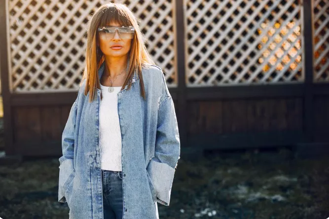 Jarní minimalismus: Obyčejné triko, halenka a tři páry džínů, které musíte mít